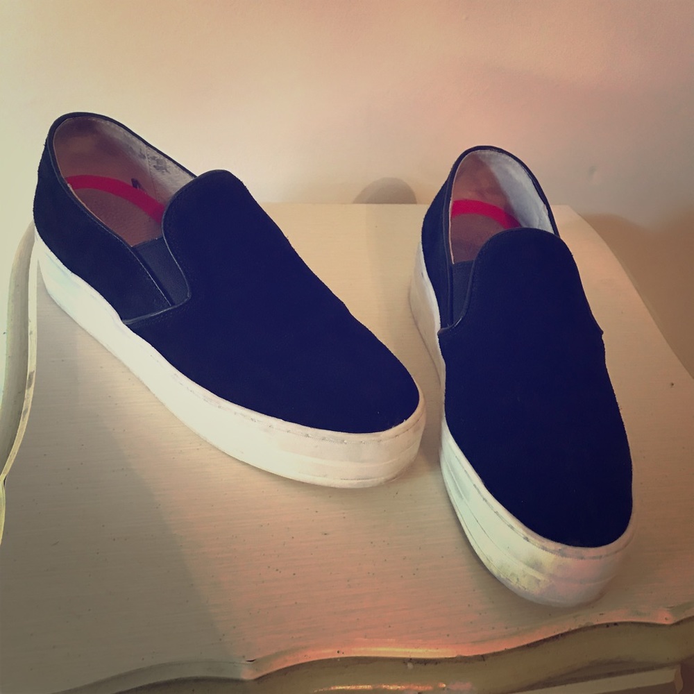 Pre-loved size 9 casual, comfortable sneakers